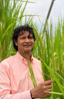 head shot of Dr. Karthi Karthikeyan